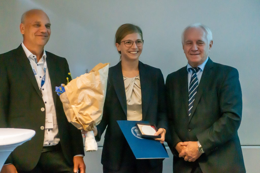 Dr. Eva Pauli erhält den Lauer-Preis von Prof. Dr. Jörg Bendix (Lauer-Stiftung, links) und Prof. Dr.-Ing. Reiner Anderl (Akademie der Wissenschaften und der Literatur Mainz, rechts). Foto: Jan Cermak 